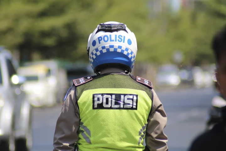 Polisi Lempar Helm